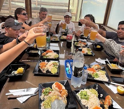 Visitantes brindan durante un almuerzo compartido en la finca.