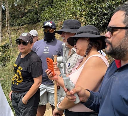 Grupo de visitantes durante una caminata por la finca en la Ruta del Café.