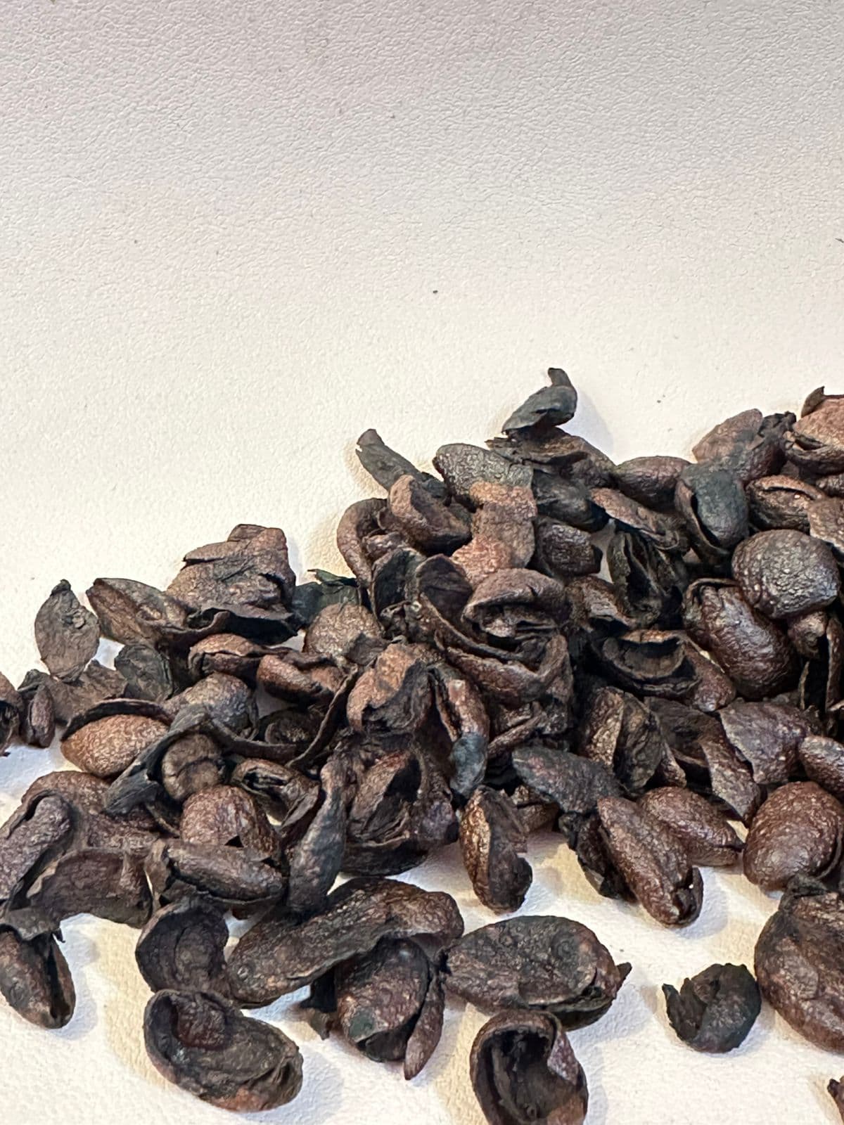 Hojuelas de Cereza de Café Montesteban servidas.